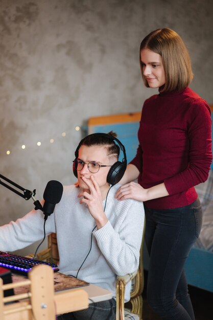 Professional singing lessons instructor teaching vocal techniques and music training